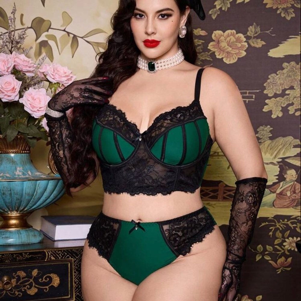 SHEIN Green and Black Lace Bra Set